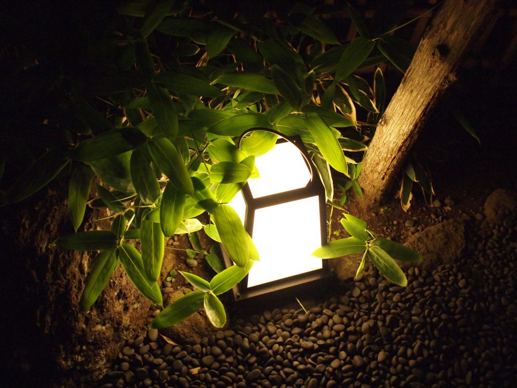 玄関外の照明を選ぼう きれいで明るい家づくりのすすめ おしゃれ照明器具ならmotom 玄関外の照明を選ぼう きれいで明るい家づくりのすすめ おしゃれ照明器具ならmotom