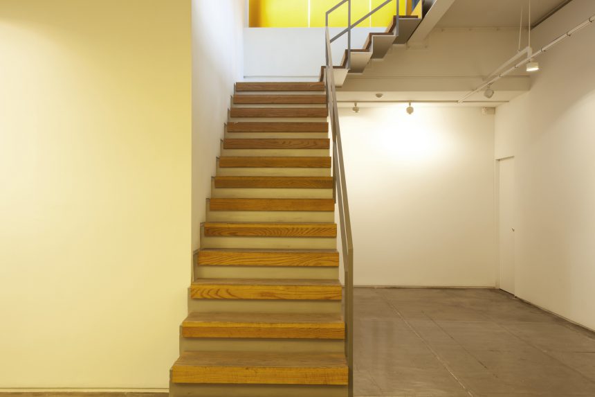 階段の照明はおしゃれさと安全性を意識して 選び方のポイント おしゃれ照明器具ならmotom