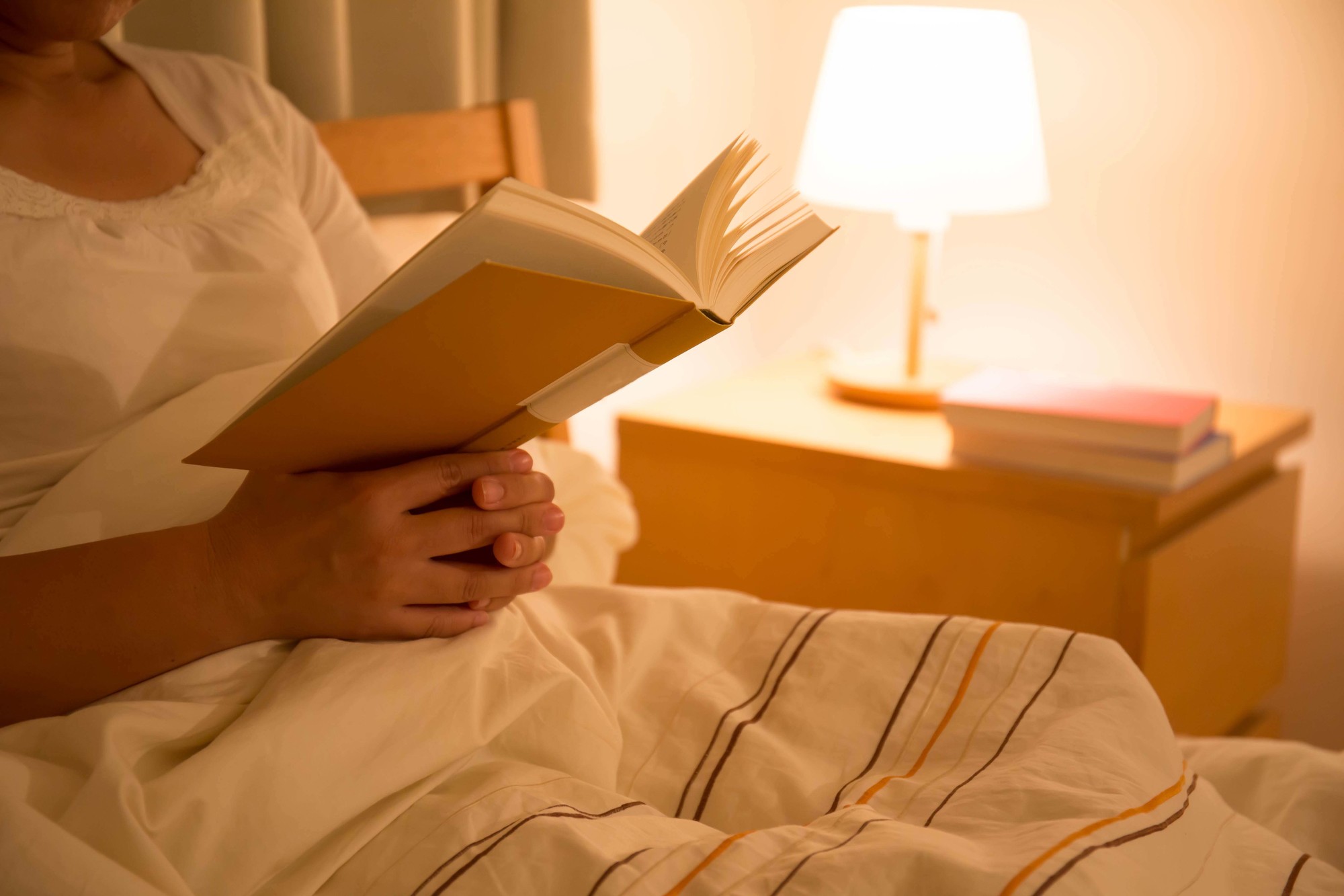 2023年度版】寝室を快適な読書空間に！ワンランク上の照明 | おしゃれ