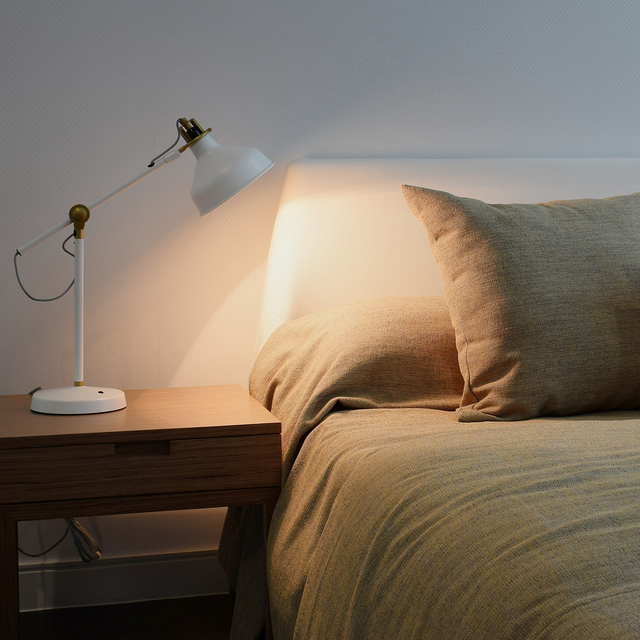 ベッドサイドランプで読書ができる 3種類のライトを徹底解説 おしゃれ照明器具ならmotom