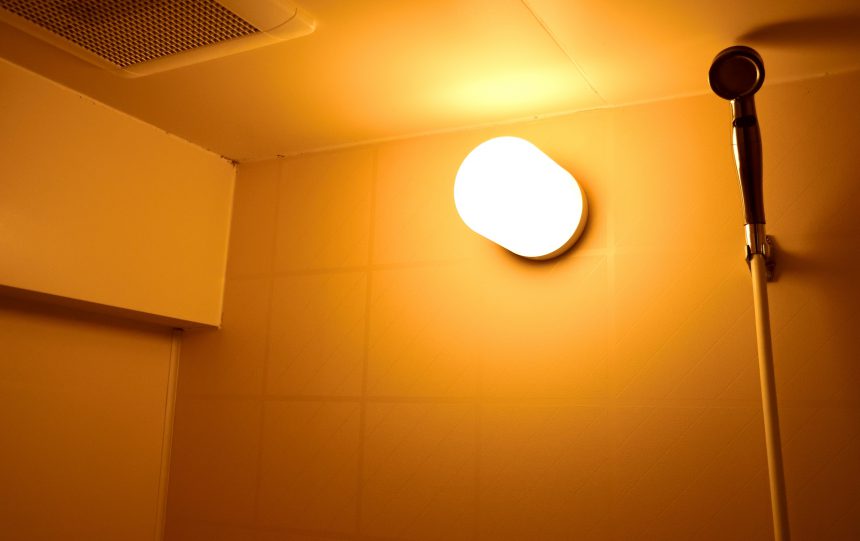 浴室灯の電球を交換する方法 Ledライトにするには工事が必要 おしゃれ照明器具ならmotom