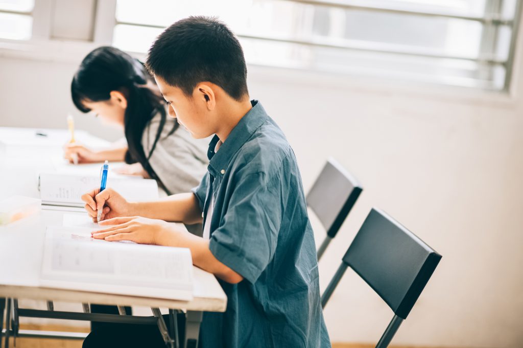 2023年度版】学習用デスクライトはどう選べばいい？ おしゃれ照明器具ならMotoM