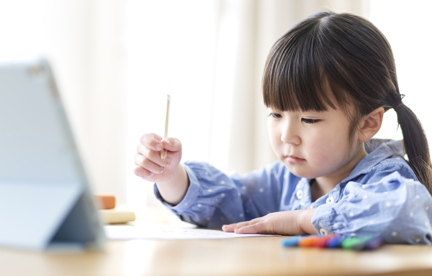 子供部屋の学習机に欠かせなせないLEDデスクライトの選び方