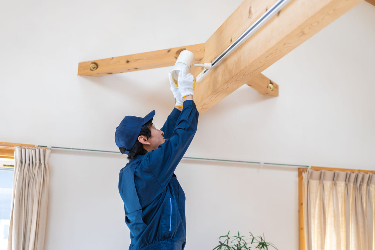 ライティングレールに照明を取り付ける方法と取り付け時の注意点を紹介