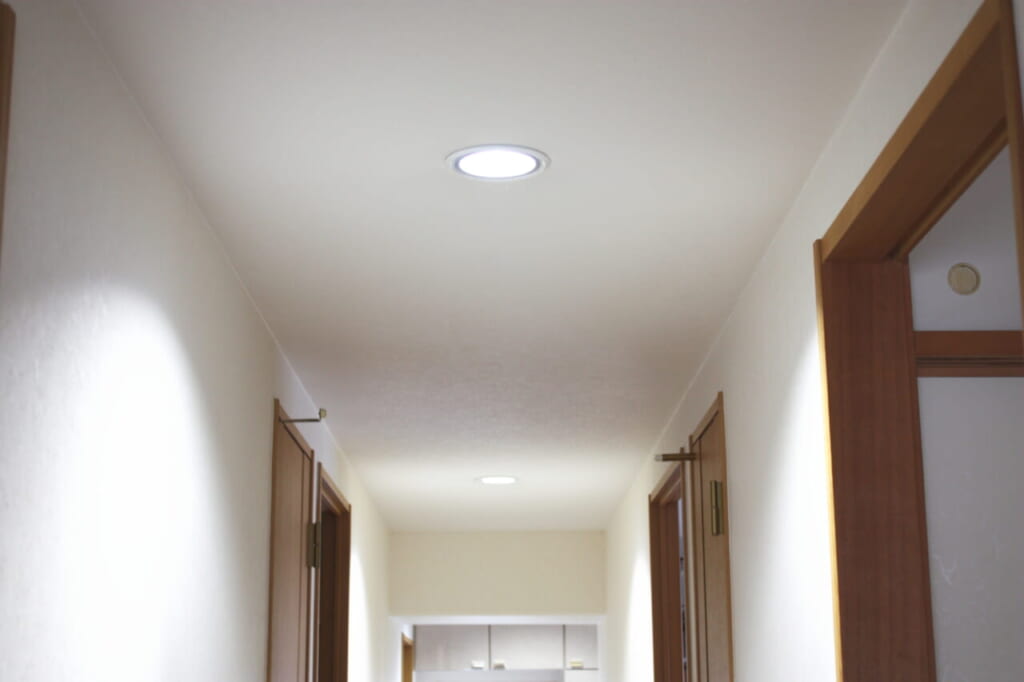 ダウンライトは天井に埋め込むタイプの照明器具です。