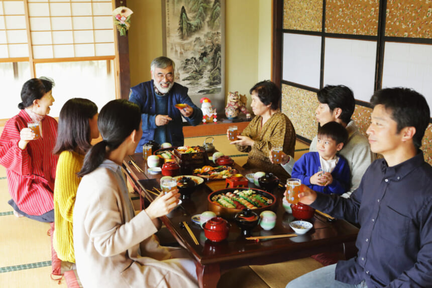 Oshogatsu là thời điểm mà khoảng cách giữa người với người càng gần gũi hơn và tình thân càng được vun đắp khi các gia đình đoàn tụ, chia sẻ tiếng cười, những câu chuyện và những khoảnh khắc chân thành.